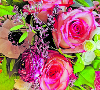 Helmut Bullinger hat das Team der Rems-Zeitung mit diesem schönen Blumenstrauß überrascht. Nun soll er allen Frauen, mit Blick auf den Weltfrauentag am 8. März, eine Freude bereiten.	
Foto: hebu