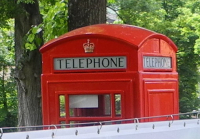 Die rote englische Telefonzelle erinnert an die Partnerschaft mit Barnsley (Foto: gbr)