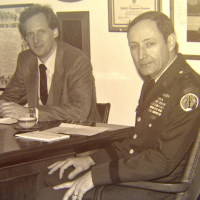 General Raymond E. Haddock (rechts) bei einem Gespräch mit dem damaligen Gmünder Oberbürgermeister Dr. Wolfgang Schuster. Haddock ist nun im Alter von 86 Jahren gestorben. Foto: hs