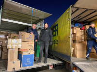 Unser Bild zeigt das Umladen der Spenden durch Gmünder Helfer am Mittwochabend an zentralen Logistikzentrum der Hilfsaktion in Aalen. Foto: hs