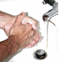 Foto: Lars Klintwall Malmqvist (Larsklintwallmalmqvist) (https://commons.wikimedia.org/wiki/File:OCD_handwash.jpg), „OCD handwash“, als gemeinfrei gekennzeichnet, Details auf Wikimedia Commons: https://commons.wikimedia.org/wiki/Template:PD-self